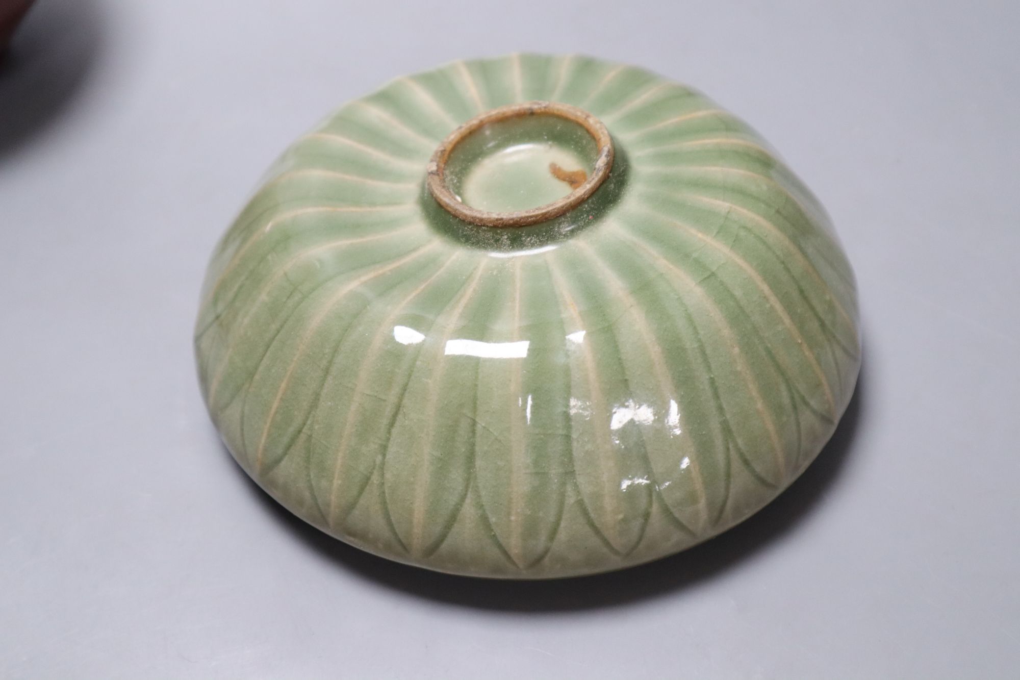 A Chinese sang de boeuf bowl and a celadon bowl, largest diameter 18cm